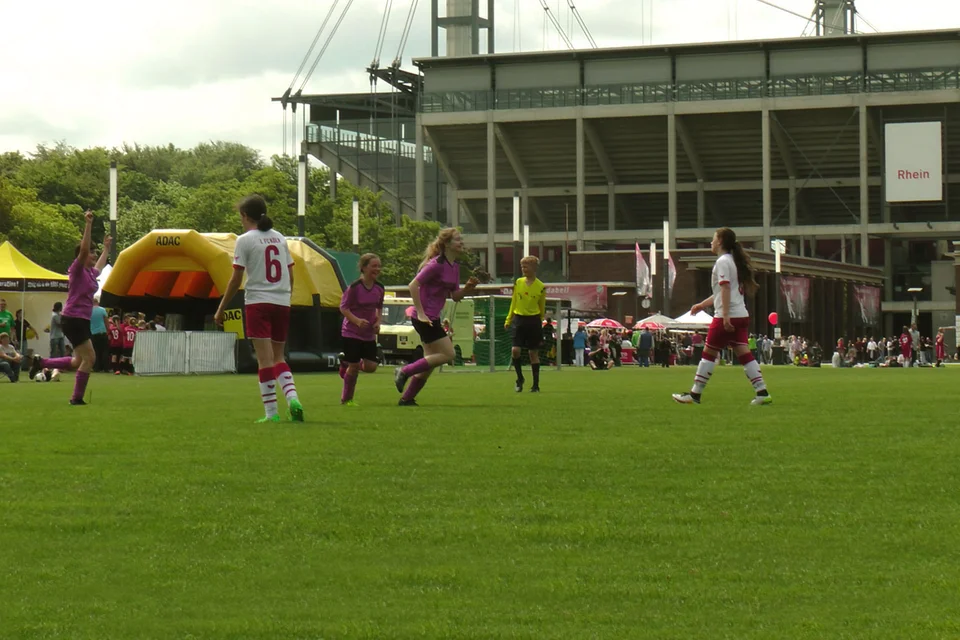 Caro Siegmund erzielt die 2:1 Führung gegen den 1. FC Köln Caro Siegmund erzielt die 2:1 Führung gegen den 1. FC Köln