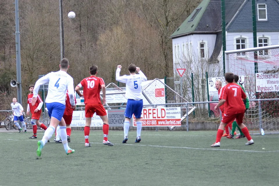 Die Erlösung: nach zwölf bangen Minuten, in denen die Erste das Glück ein wenig überstrapazierte, kommt Marcel Nördtling nach einem Eckstoß von Thomas Ren zum Kopfball ... Die Erlösung: nach zwölf bangen Minuten, in denen die Erste das Glück ein wenig überstrapazierte, kommt Marcel Nördtling nach einem Eckstoß von Thomas Ren zum Kopfball ...