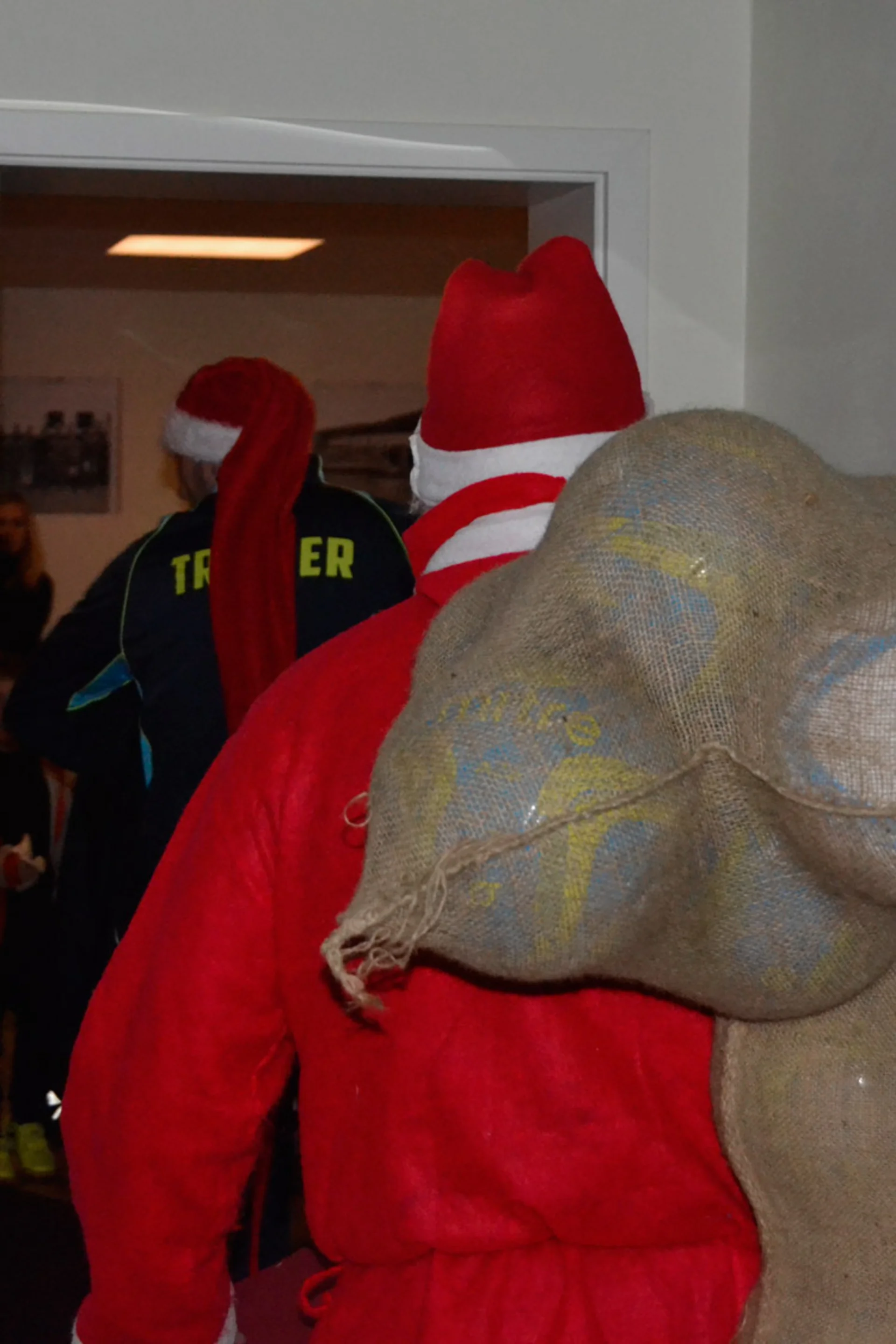 Neben Bällen für jedes Kind hatte der Nikolaus auch das eine oder andere Gedicht im Gepäck