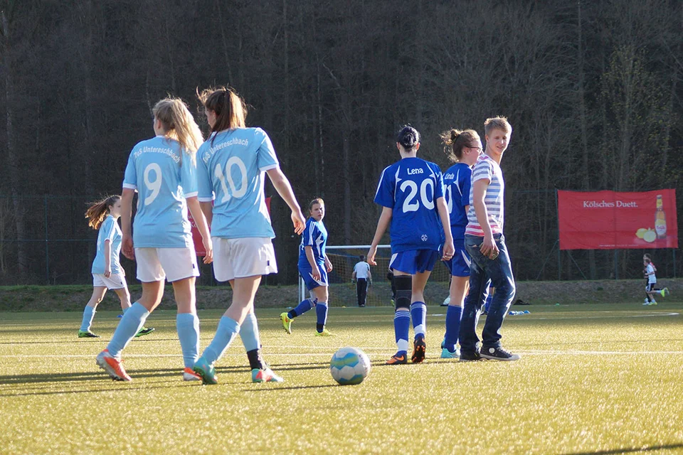 Offensiv weitestgehend abgemeldet: die zwei Stürmerinnen des TuS Untereschbach bei der Ausführung eines Freistoßes Offensiv weitestgehend abgemeldet: die zwei Stürmerinnen des TuS Untereschbach bei der Ausführung eines Freistoßes