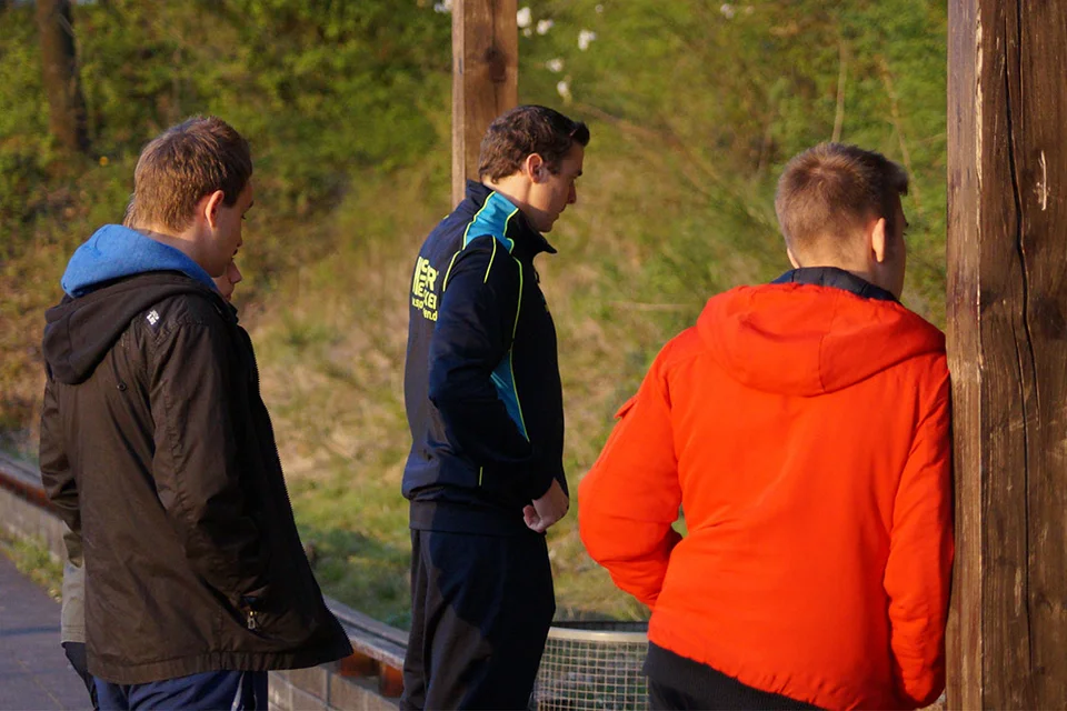 Klare Ansprache: das Trainerteam um Trainer Hansi Wölfel richtet klare Worte an ihre Mannschaft ...