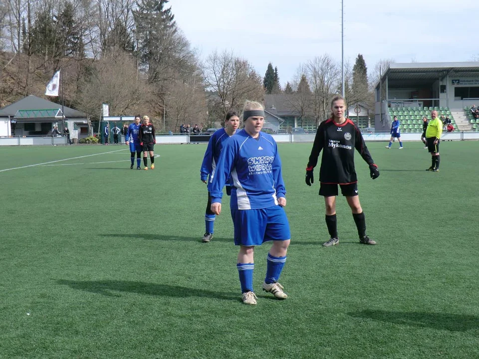 Lena Naeschen und Cathrin Heim warten auf einen Einwurf Lena Naeschen und Cathrin Heim warten auf einen Einwurf