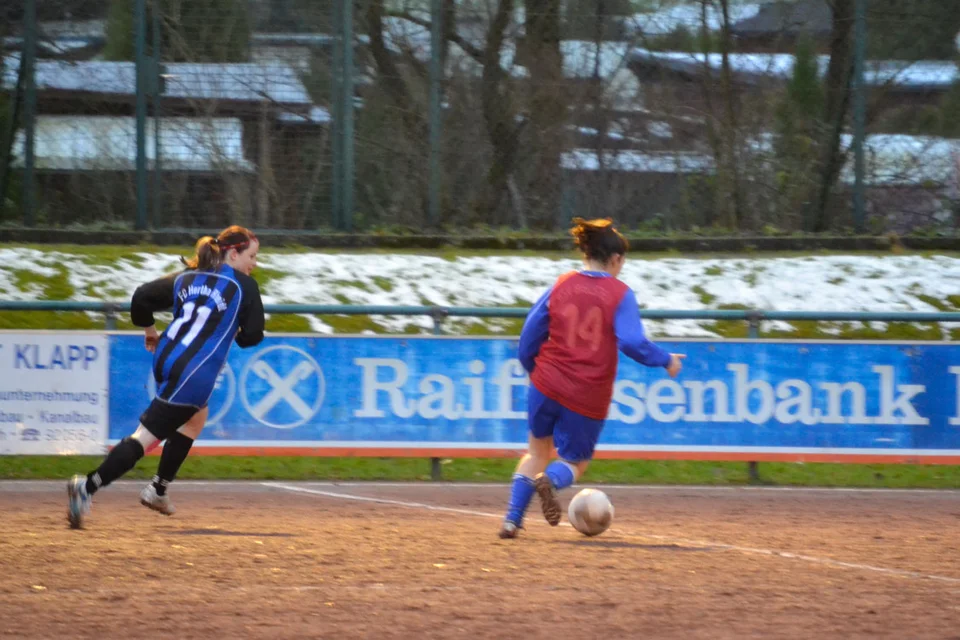 Goli erobert den Ball von ihrer Gegenspielerin und startet durch Goli erobert den Ball von ihrer Gegenspielerin und startet durch
