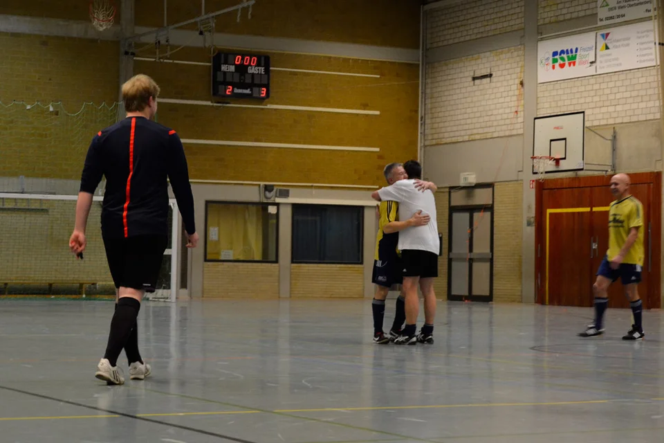 Fairer Verlierer: Frank Heerling gratuliert seinem eigentlichen Teamkollegen und heutigen Konkurrenten Thomas Knoblich zum Sieg Fairer Verlierer: Frank Heerling gratuliert seinem eigentlichen Teamkollegen und heutigen Konkurrenten Thomas Knoblich zum Sieg