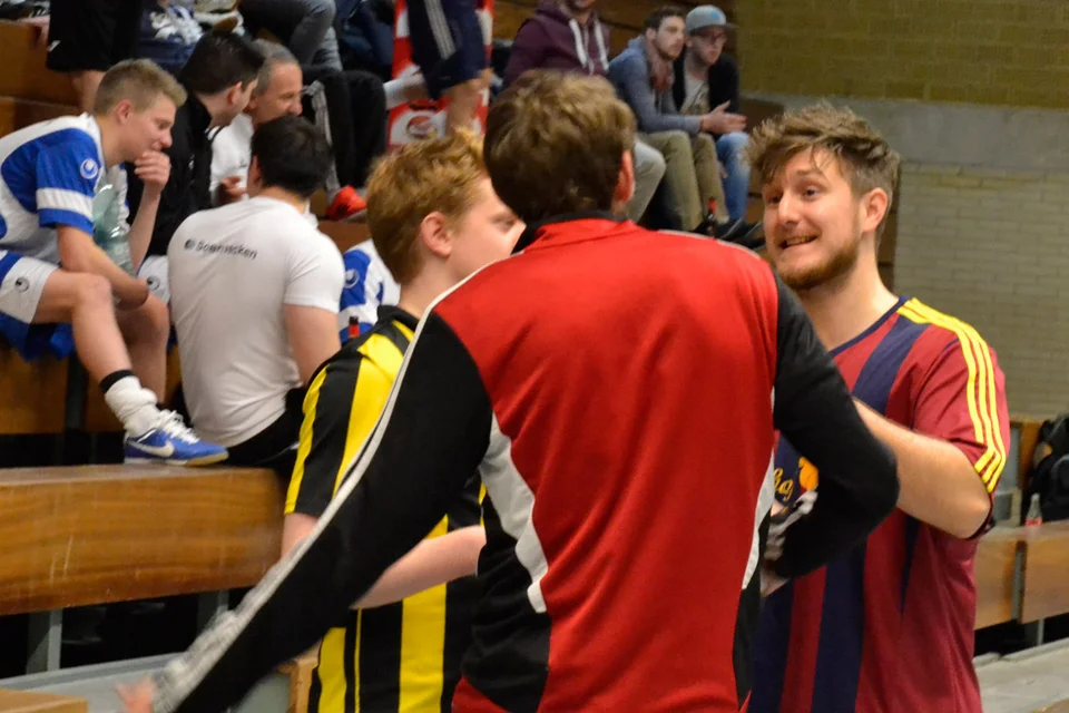 Gespräch unter Konkurrenten: die Dieringhausener Marcel Mertens und Marius Reinelt unterhalten sich mit dem Ex-Bielsteiner und Wiehler Sascha Heinrichs Gespräch unter Konkurrenten: die Dieringhausener Marcel Mertens und Marius Reinelt unterhalten sich mit dem Ex-Bielsteiner und Wiehler Sascha Heinrichs