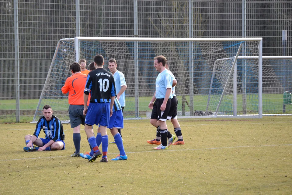 ... dann hätte es Elfmeter gegeben. So gab's nur Freistoß ... dann hätte es Elfmeter gegeben. So gab's nur Freistoß