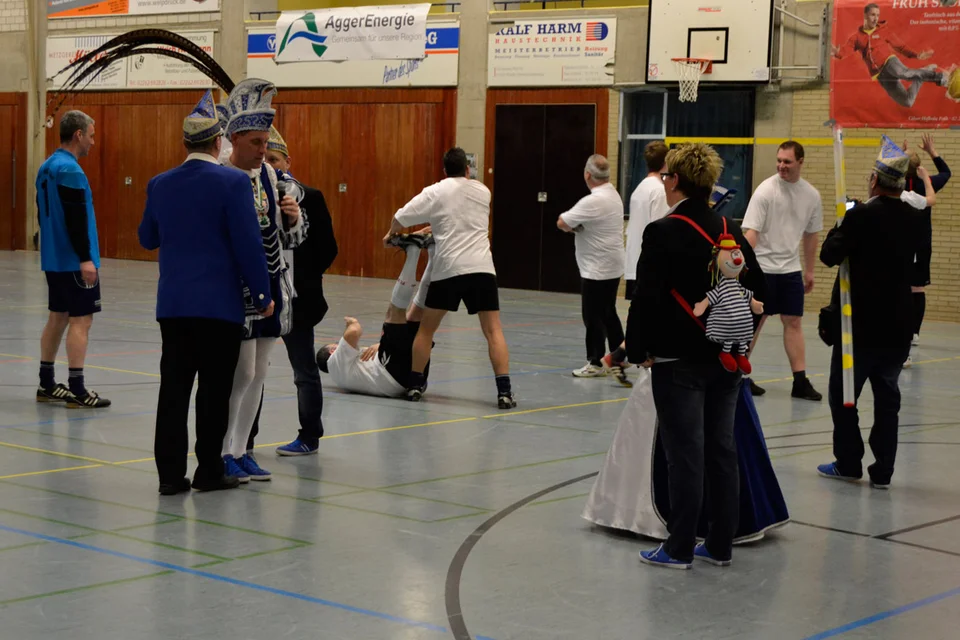 Leichte konditionelle Schwächen: Die Fußballmannschaft des Hofstaates ereilten schon vor Spielbeginn die ersten Krämpfe Leichte konditionelle Schwächen: Die Fußballmannschaft des Hofstaates ereilten schon vor Spielbeginn die ersten Krämpfe