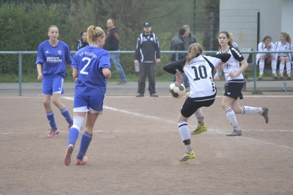... und im Zweikampf mit der Herkenrather Spielführerin ... und im Zweikampf mit der Herkenrather Spielführerin