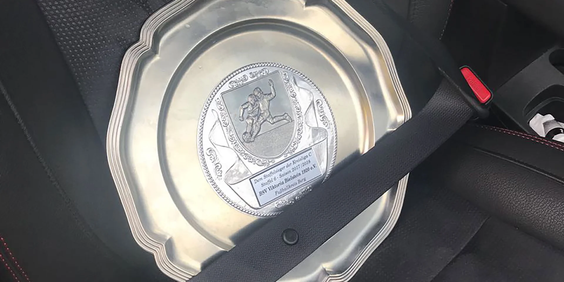 In guten Händen: die Meisterschale wird von unseren Männern gut beschützt