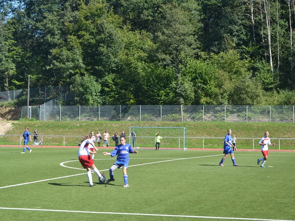 Flügelflitzerin Jenny im Zweikampf mit einer Reichshofer Spielerin Flügelflitzerin Jenny im Zweikampf mit einer Reichshofer Spielerin