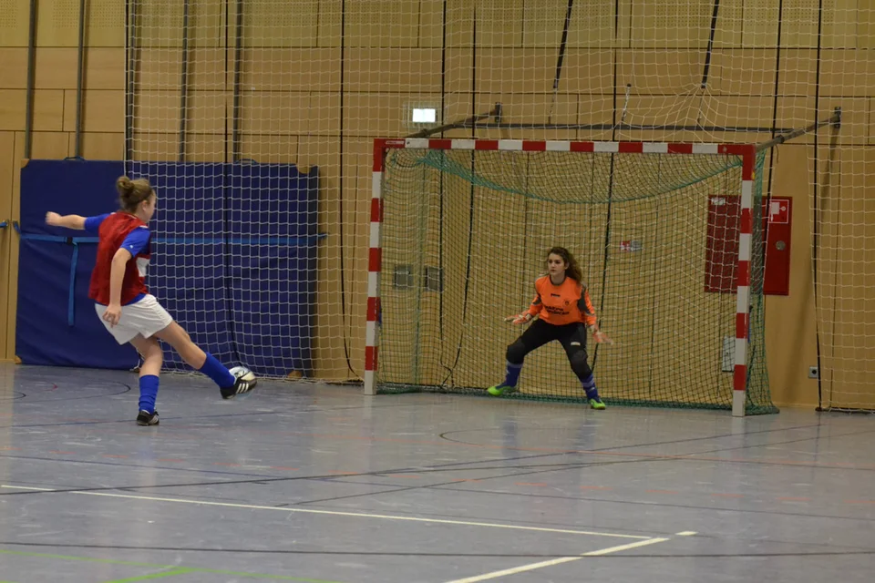 Nach zehn Minuten stand es 1:1, weshalb das Elfmeterschießen entscheiden musste: die erste Schützin ... Nach zehn Minuten stand es 1:1, weshalb das Elfmeterschießen entscheiden musste: die erste Schützin ...
