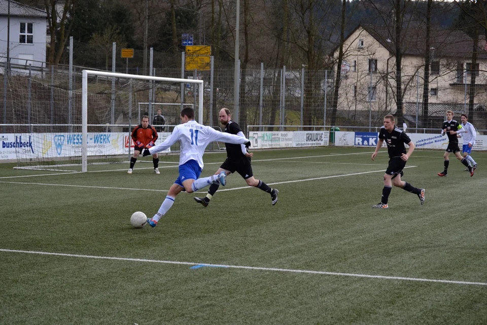 Immer noch in der ersten Halbzeit, immer noch das selbe Bild: Giualiano Strazzanti ... Immer noch in der ersten Halbzeit, immer noch das selbe Bild: Giualiano Strazzanti ...