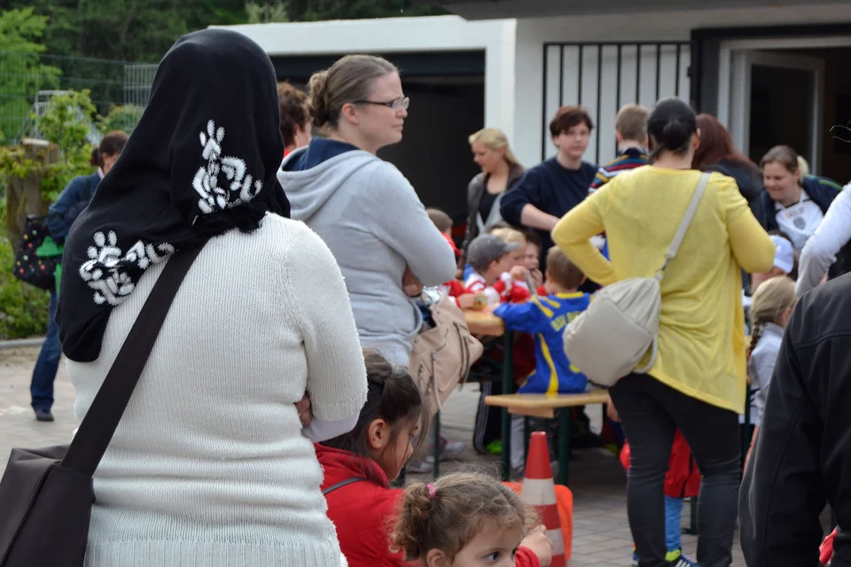 Eine Mutter beobachtet das bunte Treipen am Vereinshaus Eine Mutter beobachtet das bunte Treipen am Vereinshaus