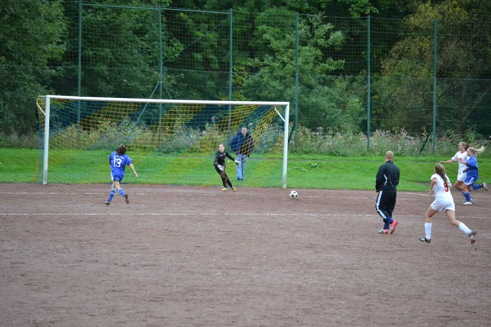 ... und den Ball zu Jenny bringt ... ... und den Ball zu Jenny bringt ...