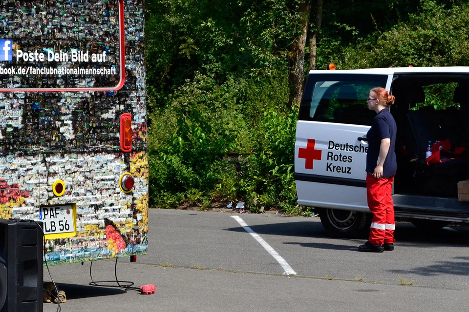 Freund und Helfer: das DRK kümmerte sich um die Gesundheit aller Beteiligten Freund und Helfer: das DRK kümmerte sich um die Gesundheit aller Beteiligten
