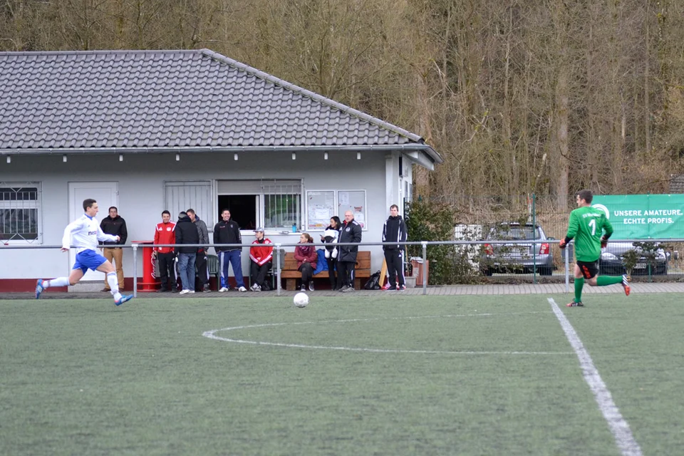 Duell um den Ball: Giuliano Strazzanti und der Morsbacher Torhüter ... Duell um den Ball: Giuliano Strazzanti und der Morsbacher Torhüter ...