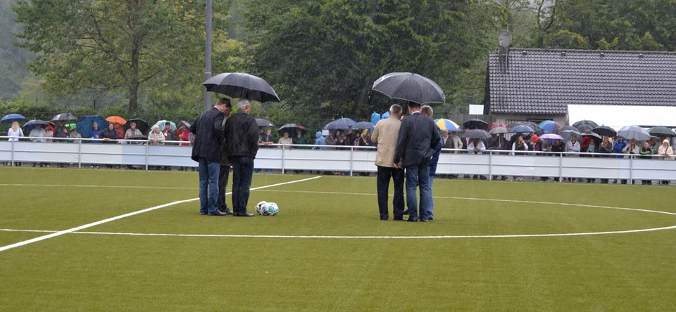Der Regen setzte während der Festreden ein und hörte unmittelbar im Anschluss daran auf