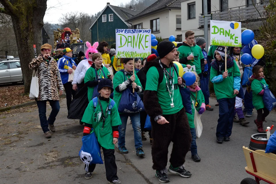 Mit Danke-Schildern und Kamelle bedankte sich der Verein für die großartige Unterstützung aller Bielsteiner im Rahmen des Kunstrasenprojekts Mit Danke-Schildern und Kamelle bedankte sich der Verein für die großartige Unterstützung aller Bielsteiner im Rahmen des Kunstrasenprojekts