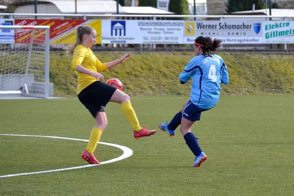 Energisch: Tatjana Rosenthal im Zweikampf mit einer Hohkeppeler Gegenspielerin