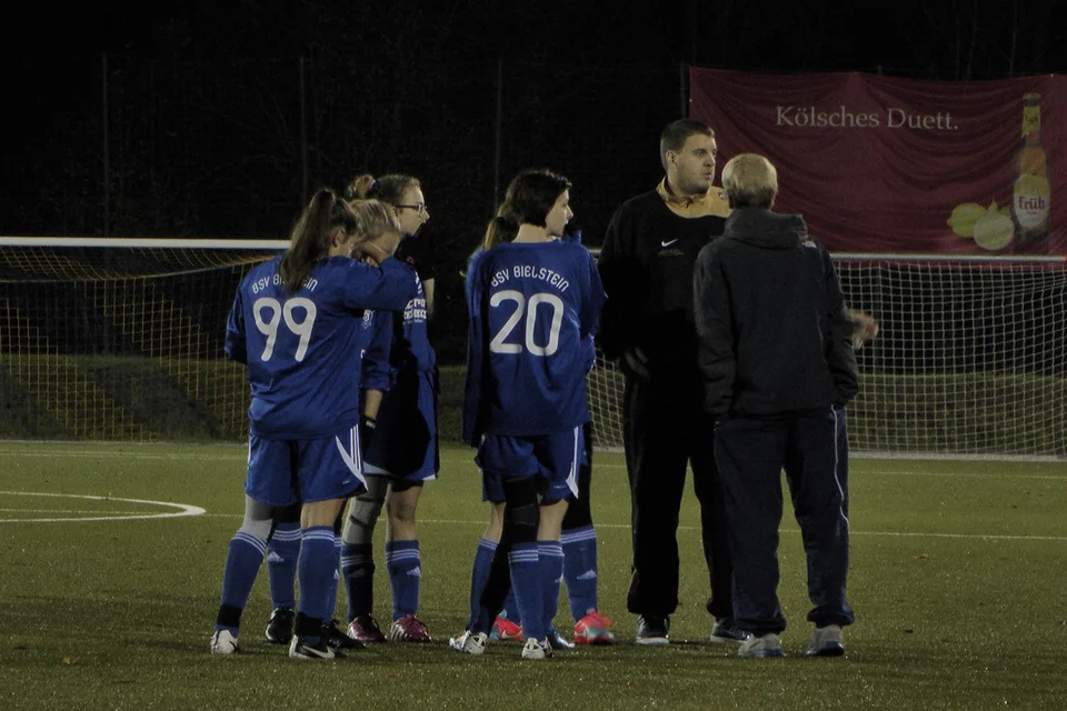 Wilde Kerlinnen: die Mannschaft lauscht den Worten des Trainerteams Wilde Kerlinnen: die Mannschaft lauscht den Worten des Trainerteams