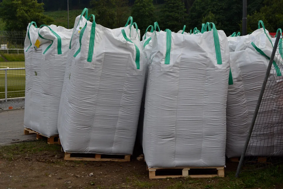 Diesmal wieder etwas größer: die letzte Lieferung der Firma Polytan ist da ...