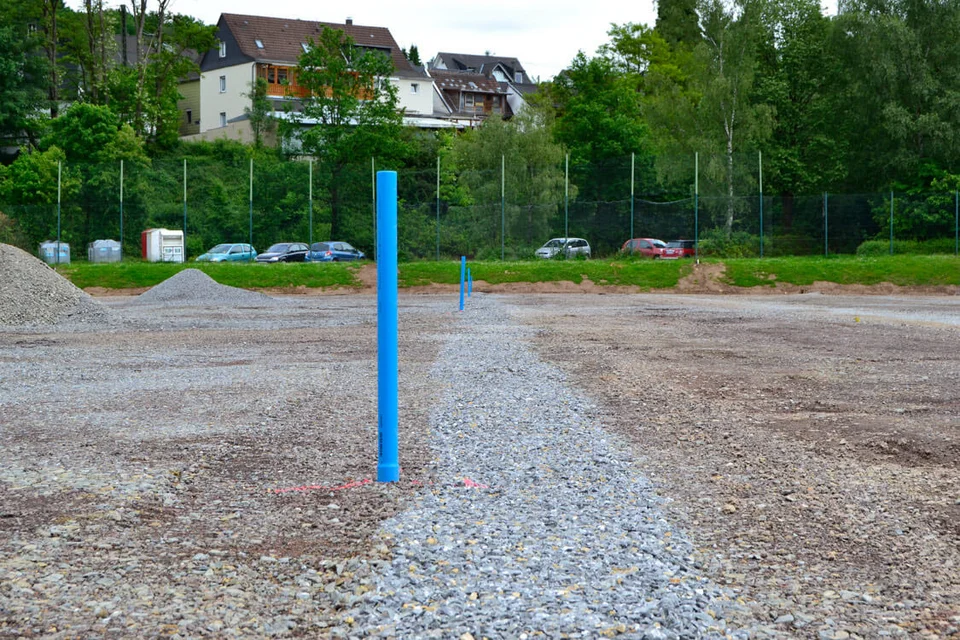 Die blauen Rohre guckten im Abstand von rund 15 Metern aus dem Boden hervor