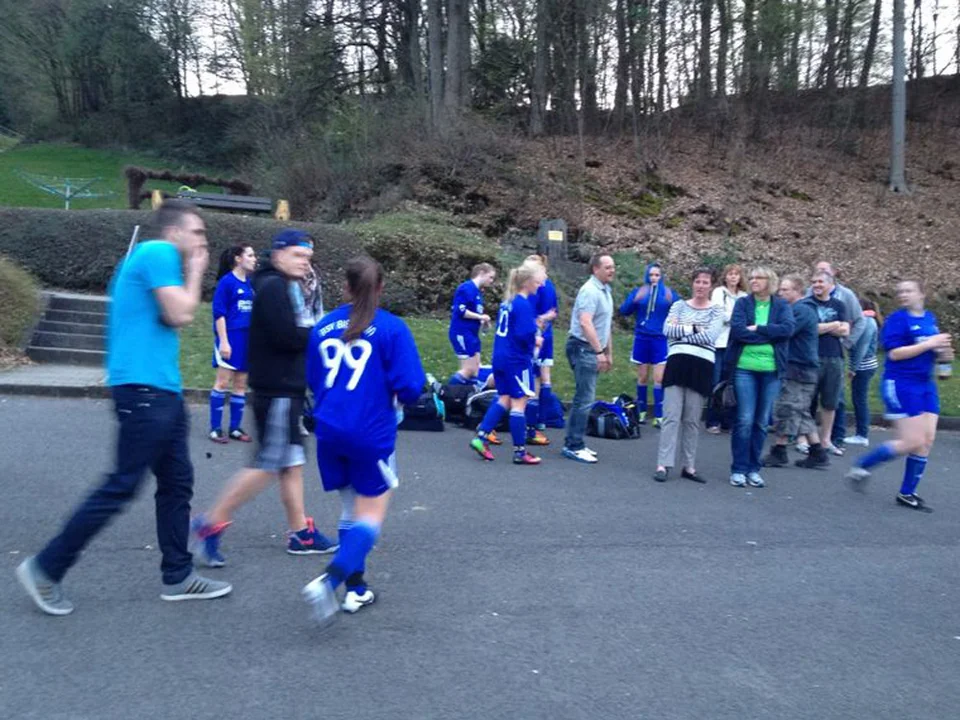 Spielerinnen und Eltern nach dem Abpfiff: Glücklich ob der guten Leistung Spielerinnen und Eltern nach dem Abpfiff: Glücklich ob der guten Leistung