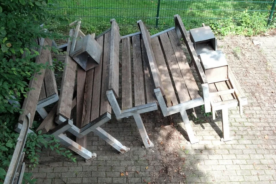 Die Bänke an ihrem neuen Bestimmungsort: sie sollen am Samstag auf die Terrasse hinter dem Clubheim eingelassen werden Die Bänke an ihrem neuen Bestimmungsort: sie sollen am Samstag auf die Terrasse hinter dem Clubheim eingelassen werden