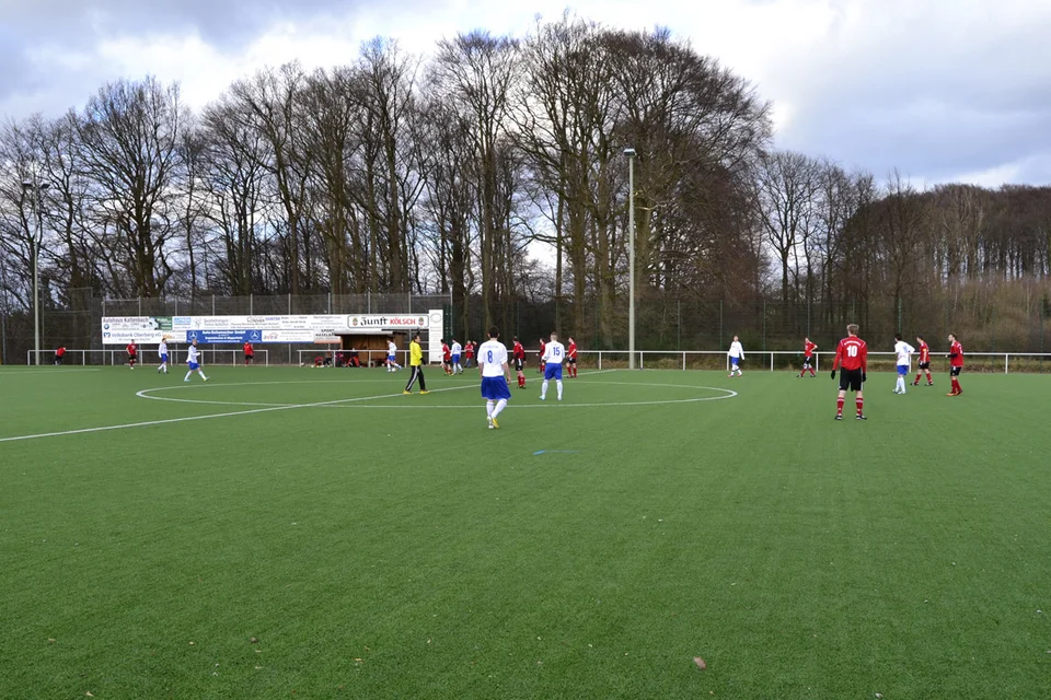 Konfusion auf dem Platz: der Schiedsrichter erwischte nicht seinen besten Tag Konfusion auf dem Platz: der Schiedsrichter erwischte nicht seinen besten Tag