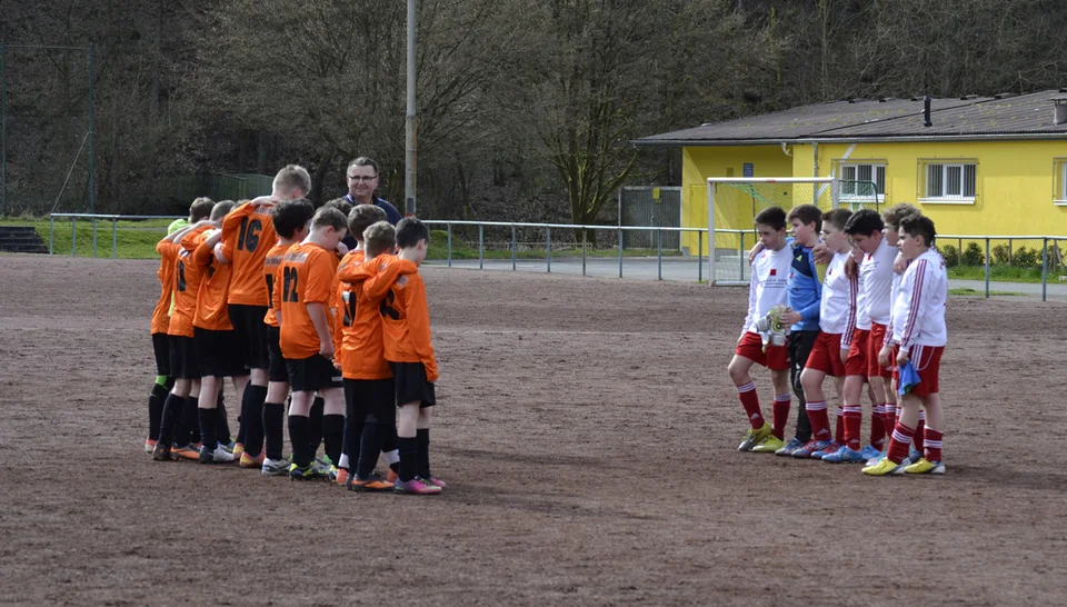 Abschied nach dem Abpfiff: die Bielsteiner wünschten den Reichshofern eine gute Heimreise Abschied nach dem Abpfiff: die Bielsteiner wünschten den Reichshofern eine gute Heimreise