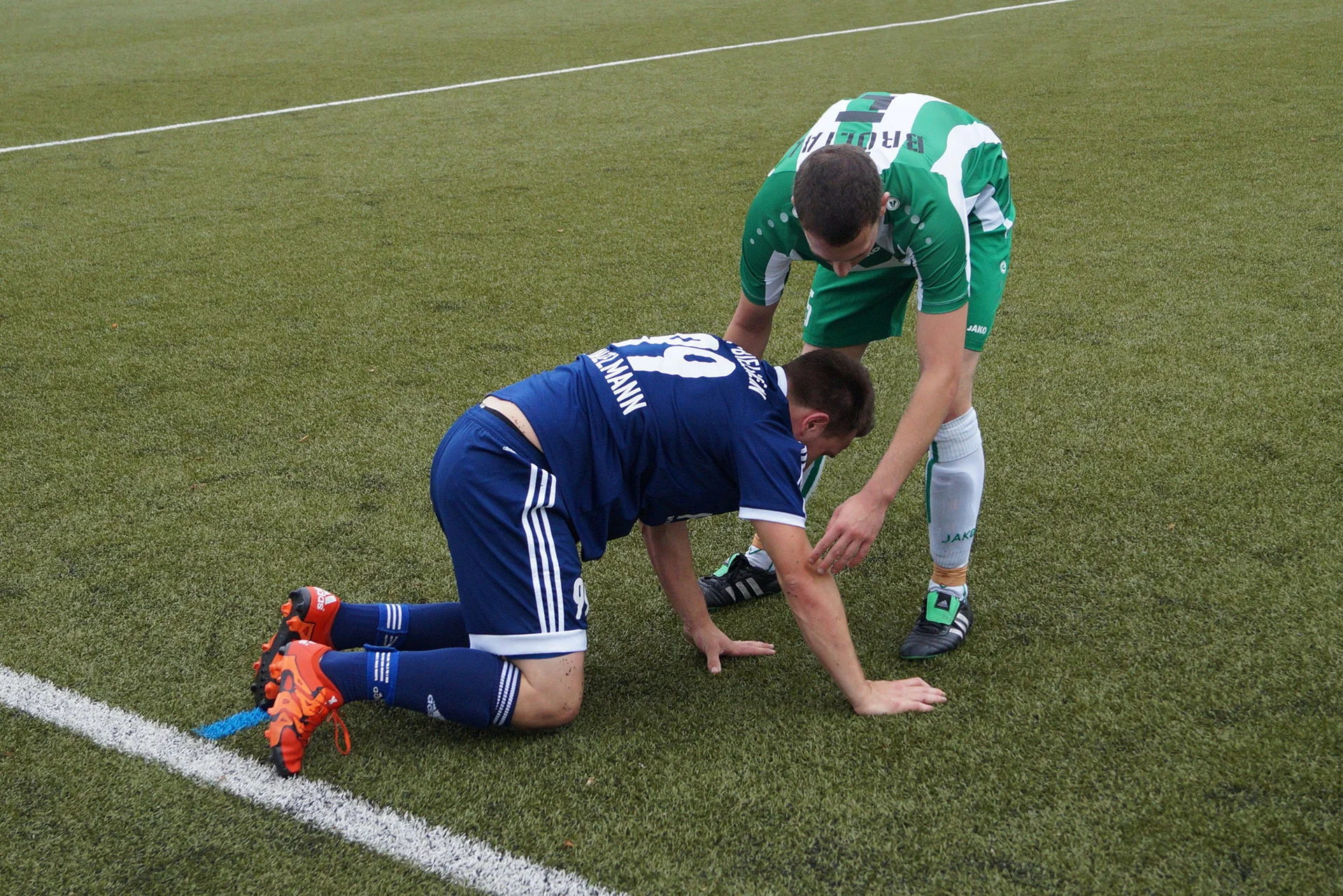 Ein Bröltaler Spieler hilft Sören Heinzelmann auf