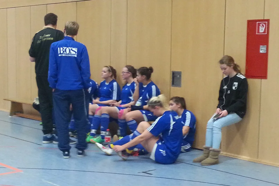 Mannschaftsbesprechung: die Mannschaft lauscht den Anweisungen des Trainerteams