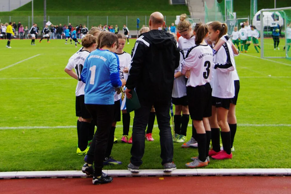 Wichtige Besprechung (Teil 1): Daniel Prückl stellt seine Mannschaft ein