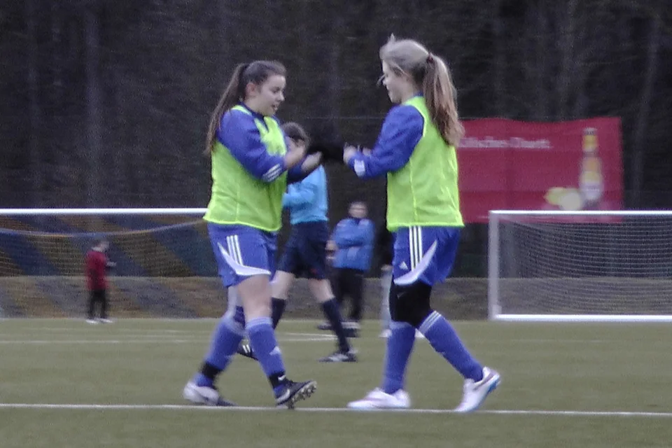 Da war noch alles gut: Annalena Müllenmeister und Christin Siegmund bejubeln das 1:0 ... Da war noch alles gut: Annalena Müllenmeister und Christin Siegmund bejubeln das 1:0 ...