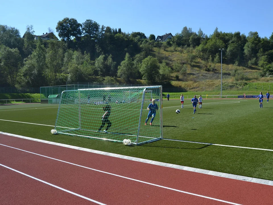 Stürmerin Sarah erzielt das frühe 1:0 für die Bielsteiner Mädels Stürmerin Sarah erzielt das frühe 1:0 für die Bielsteiner Mädels