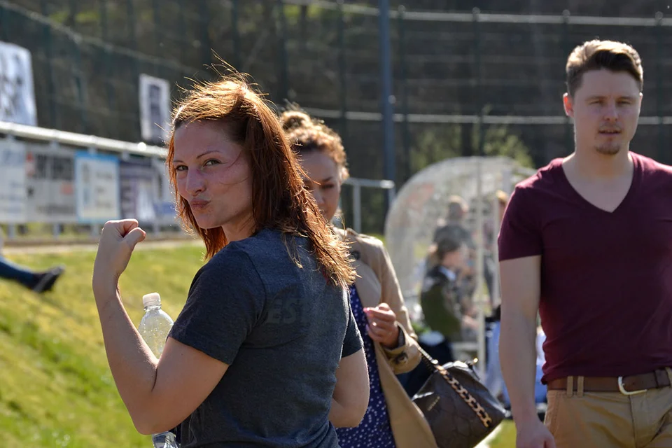 Durchsetzungsstark: Katrina Schneider im Zweikampf mit ... ja, wem überhaupt?