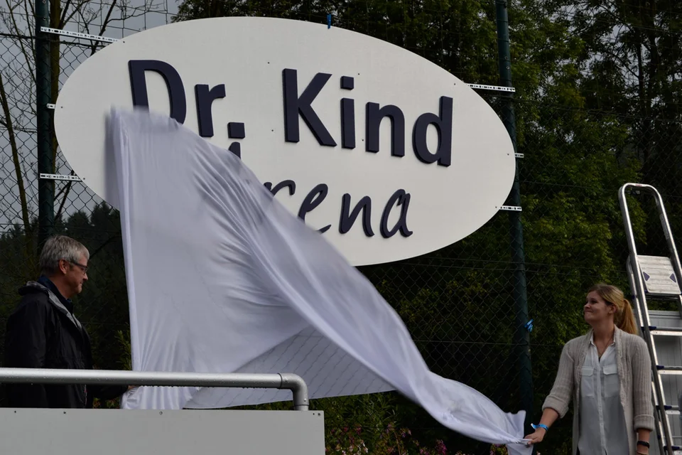 Karl Kind, der Sohn des Namensgebers der neuen Arena, sowie dessen Tochter Hannah-Lisa ...