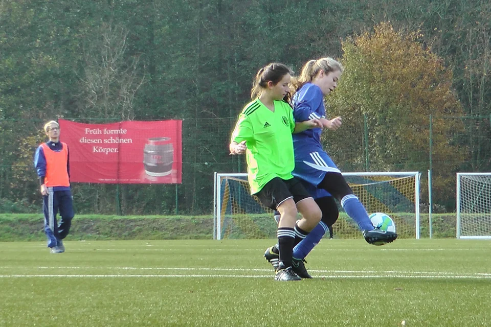 Gutes Spiel: Christin Siegmund schirmt den Ball gegen ihre Gegenspielerin ab