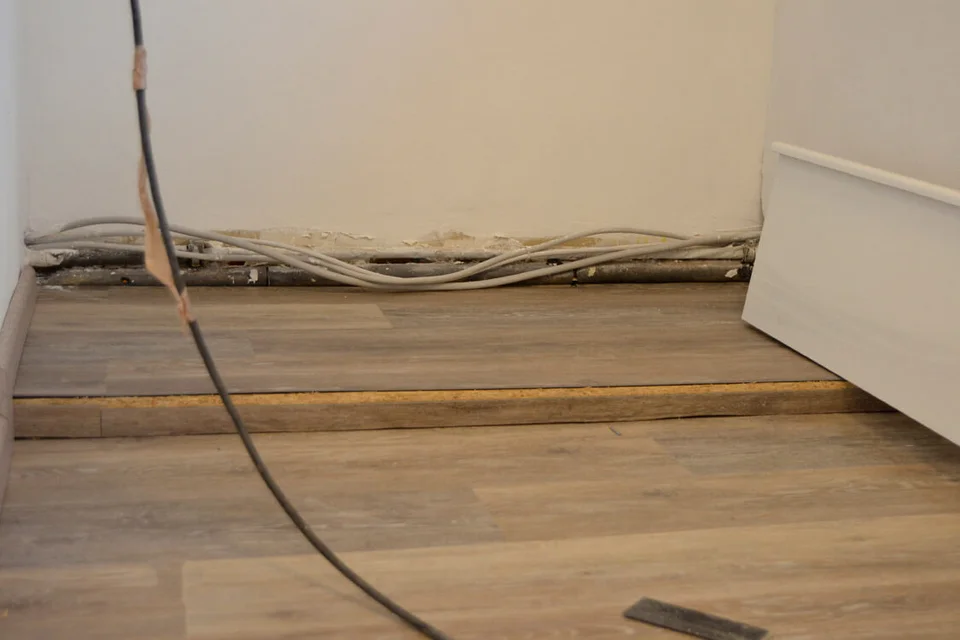 Auf der kleinen Erhebung in der Küche werden später unsere Früh-Schränke stehen Auf der kleinen Erhebung in der Küche werden später unsere Früh-Schränke stehen