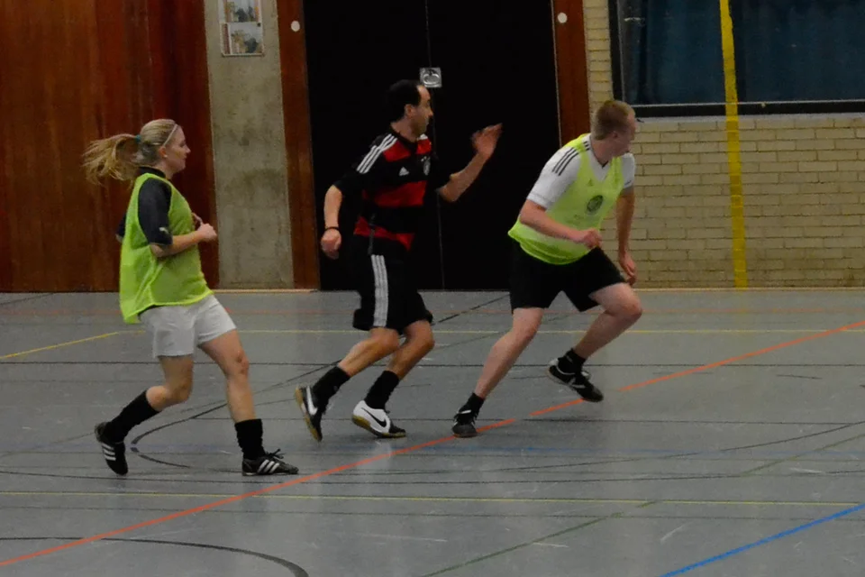 Überheblich: Mohamed Imharraf nimmt es gleich mit zwei Gegenspieler(inne)n auf Überheblich: Mohamed Imharraf nimmt es gleich mit zwei Gegenspieler(inne)n auf