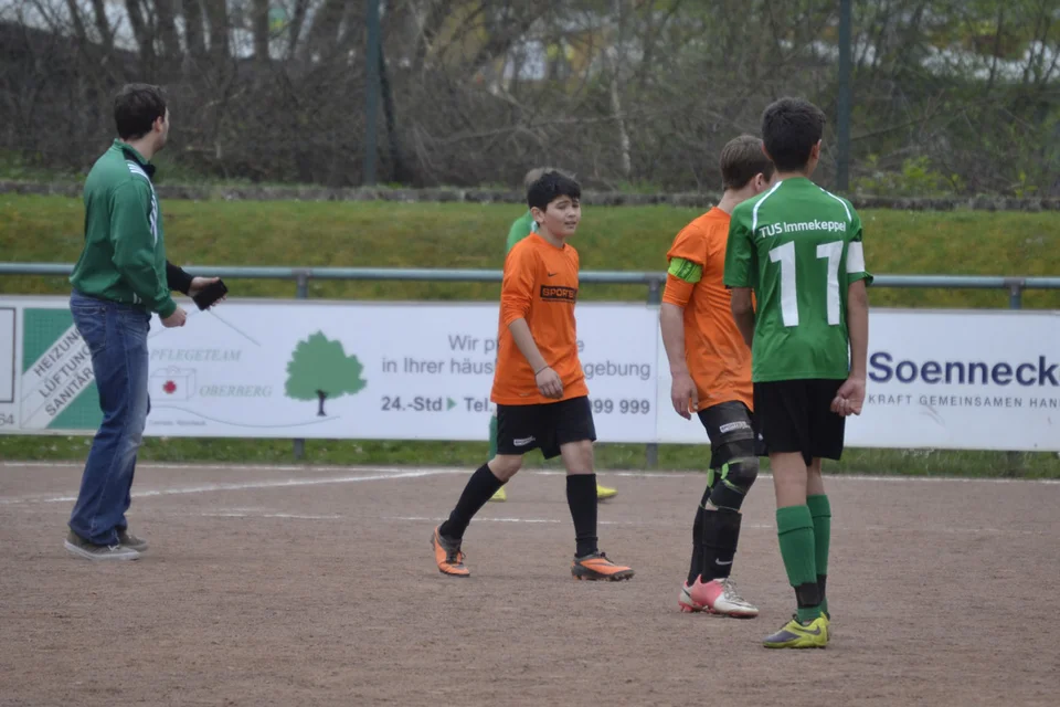 Leond und Sven bewachen den stärksten Spieler Immekeppels Leond und Sven bewachen den stärksten Spieler Immekeppels