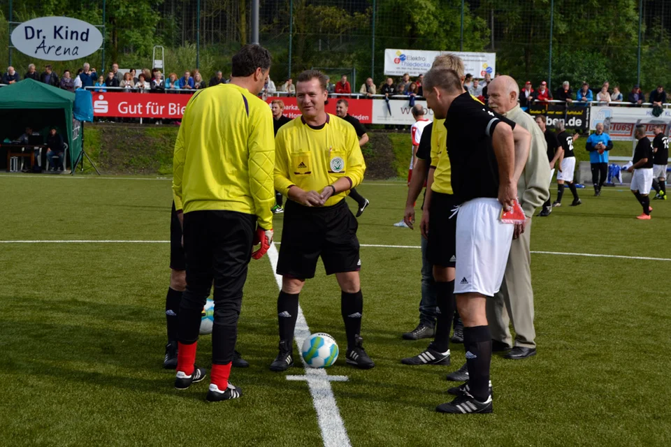 Platzwahl der beiden Kapitäne: Pierre Esser entscheidet das Duell gegen Rüdiger Brinkmann für sich