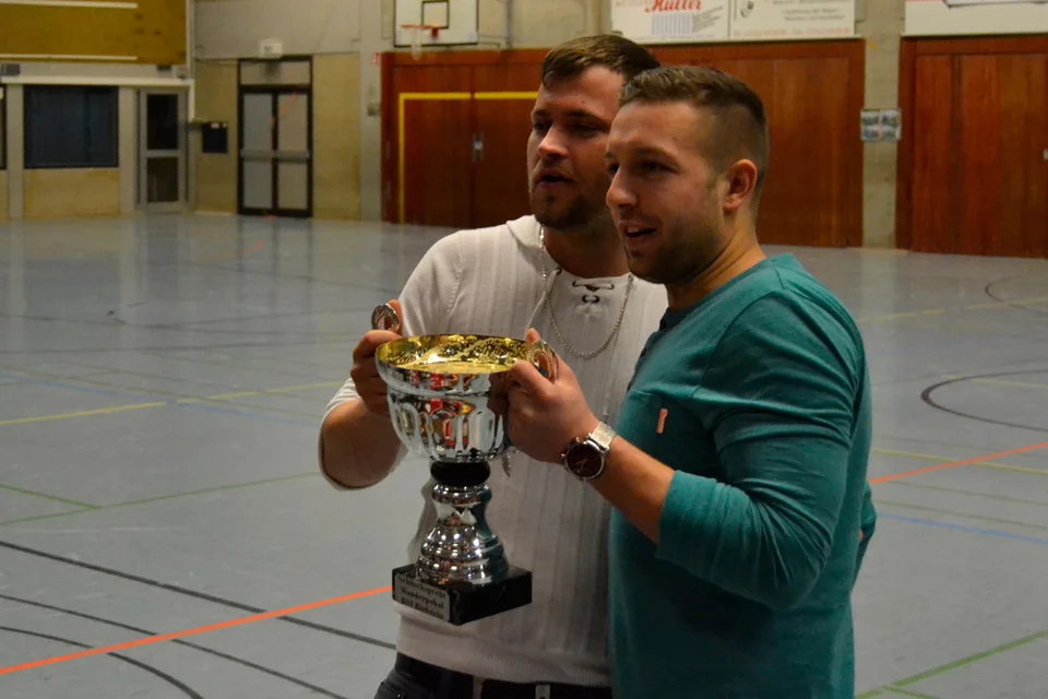 ... strahlen mit dem Schluckspechtpokal um die Wette ... strahlen mit dem Schluckspechtpokal um die Wette