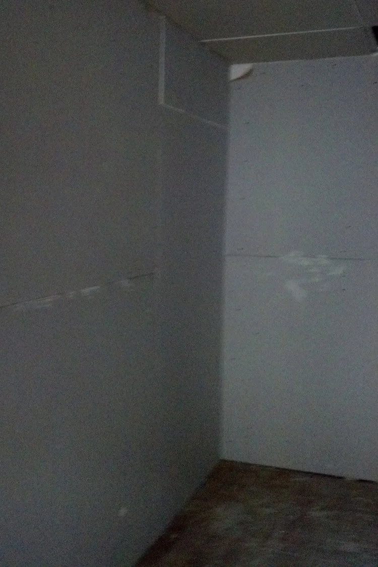 Wo früher zwei Türen zu sehen waren, sind nun nur noch die groben Umrisse zu erkennen Wo früher zwei Türen zu sehen waren, sind nun nur noch die groben Umrisse zu erkennen