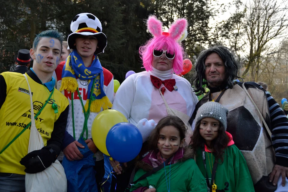 (Fast) ein Familienfoto: Familie Manueli und Sven Sadowski lächeln in die Kamera (Fast) ein Familienfoto: Familie Manueli und Sven Sadowski lächeln in die Kamera