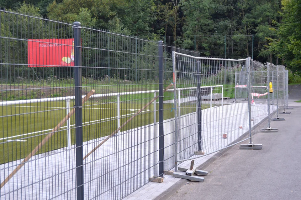 Zu dem Zeitpunkt noch nicht ganz fertig: der neue Zaun ...