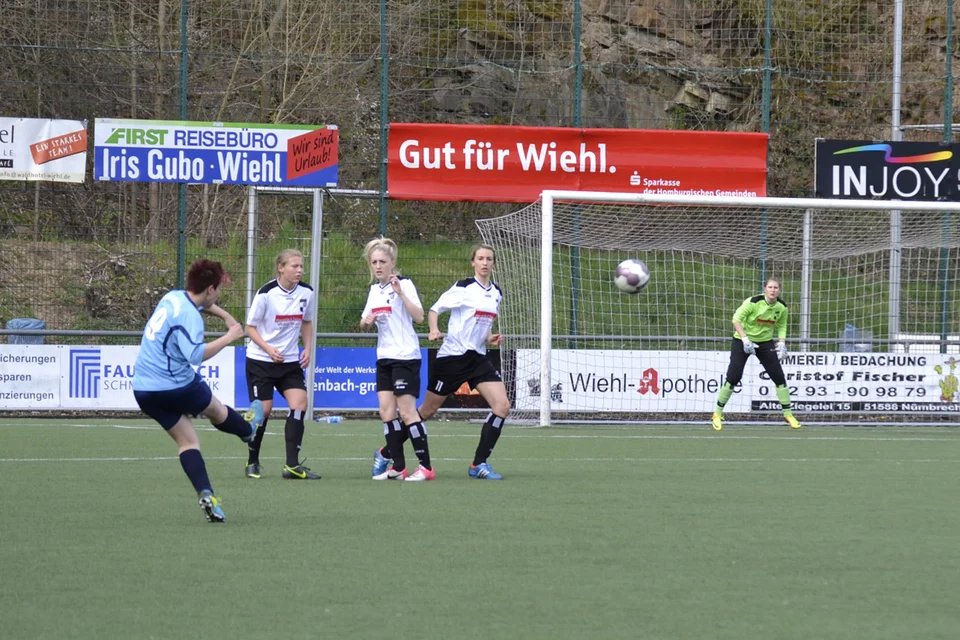 Lisa Hasenburg bei der Ausführung eines Freistoßes Lisa Hasenburg bei der Ausführung eines Freistoßes