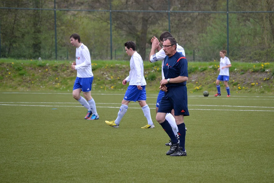 Nicht zu beneiden: Dieter Krämer, Schiedsrichter der Partie Nicht zu beneiden: Dieter Krämer, Schiedsrichter der Partie