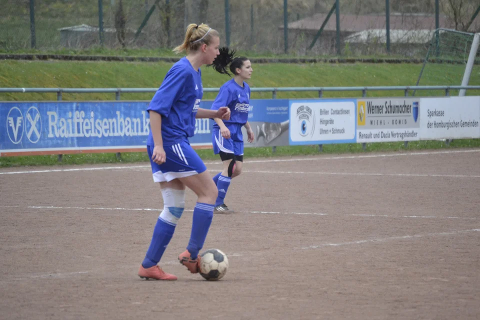 Abwehrspielerin Xenia Eglien am Ball ... Abwehrspielerin Xenia Eglien am Ball ...