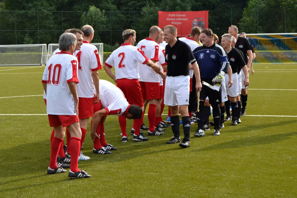 Da ging allen ein breites Grinsen über die Lippen: Abschlagen mit den Weltmeistern